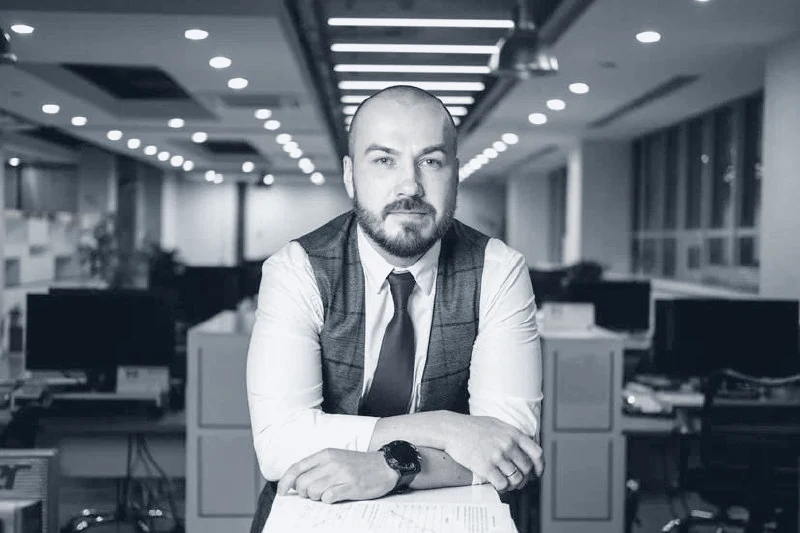 Евгений Маёров в офисе